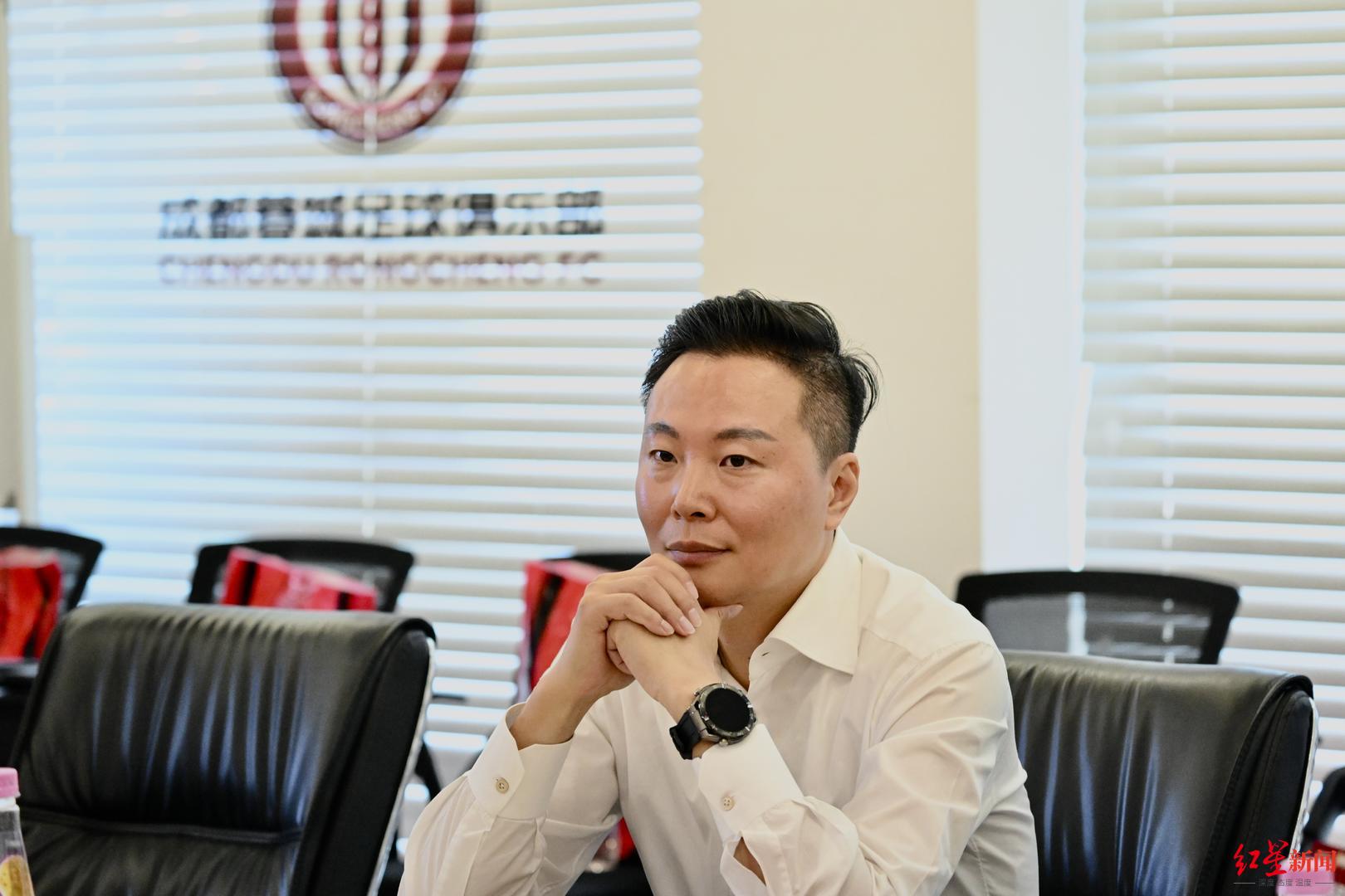 球迷可以在, 大巴进行参, 组和合同即
